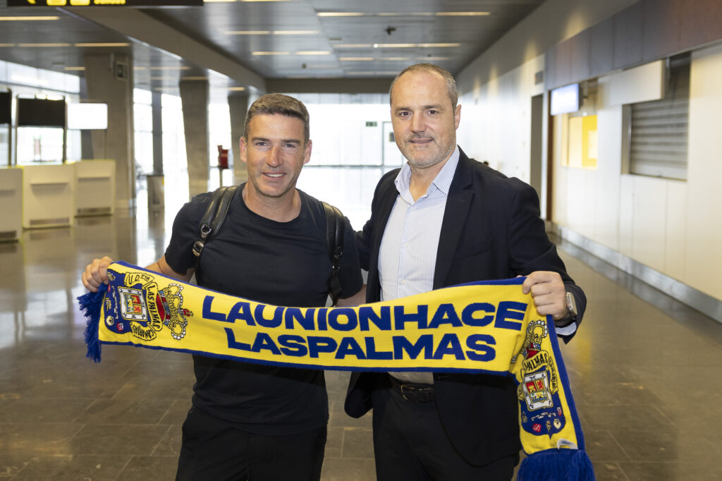 El nuevo técnico de la Unión Deportiva Las Palmas aterrizó este domingo en Gran Canaria poco antes de comenzar en la tarde de este lunes la pretemporada. Ya está a punto de arrancar la nueva Unión Deportiva Las Palmas 2024-2025. En la tarde de este lunes, el conjunto grancanario se pondrá en marcha para arrancar