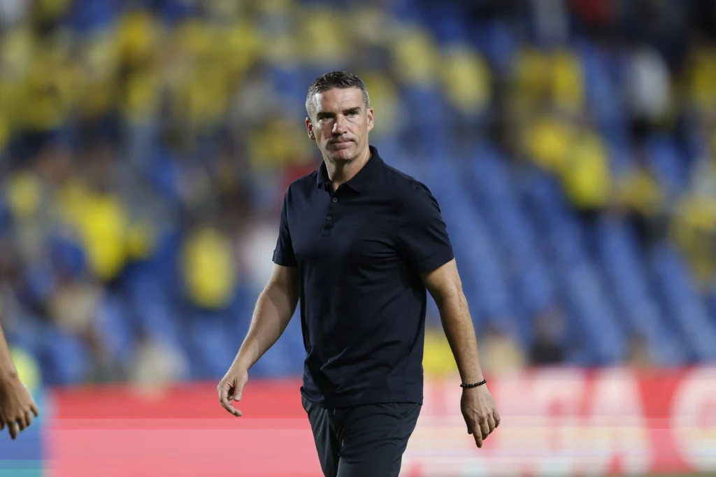 Luis Carrión, Betis | udlaspalmas.NET Los dos últimos entrenadores destituidos en la Unión Deportiva Las Palmas en mitad de una temporada duraron nueve jornadas. Carlos Sánchez Aguiar, destituido tras seis partidos en 2006, es el entrenador que antes ha sido destituido durante la gestión de Miguel Ángel Ramírez. Cosas del fútbol, Luis Helguera y la Unión Deportiva Las Palmas tenían