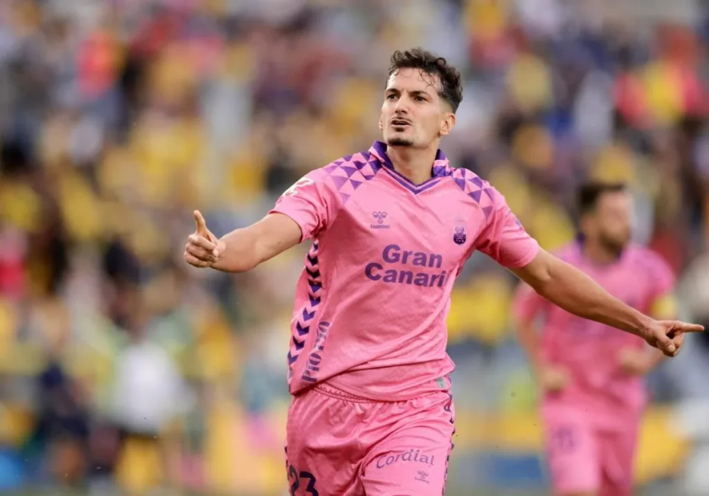 Álex Muñoz, Girona gol | udlaspalmas.NET Por segunda temporada consecutiva y por cuarta ocasión seguida en el Estadio de Gran Canaria, la Unión Deportiva Las Palmas consigue la victoria luciendo la equipación rosa. En apoyo a la lucha contra el cáncer de mama, donando la recaudación íntegramente, a partes iguales, a la Asociación Española contra el Cáncer en la provincia de Las