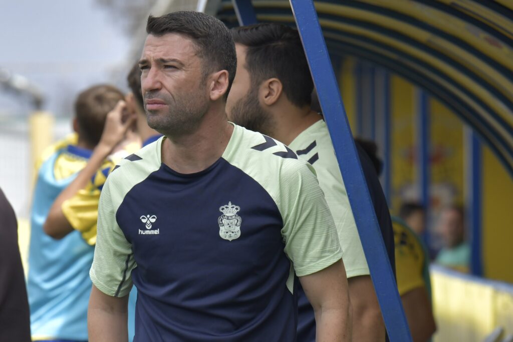 El actual entrenador del Juvenil División de Honor acumula cuatro temporada seguidas como primer entrenador en los dos principales equipos juveniles de la entidad amarilla y desconoce la derrota liguera. Héctor Nuez, entrenador del Juvenil División de Honor, sigue su trayectoria inmaculada en el campeonato liguero. El técnico de Teror llegó a la entidad amarilla