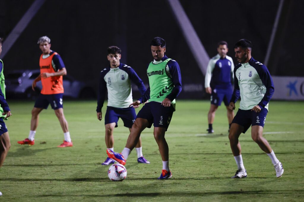 El conjunto grancanario se ejercitó este lunes en sesión vespertina en una semana donde no habrá partido de competición oficial, la cual volverá el próximo sábado 23 de noviembre. Semana distinta, y distendida, para la Unión Deportiva Las Palmas. El parón por selecciones de noviembre, el último de este 2024, da tiempo para respirar a