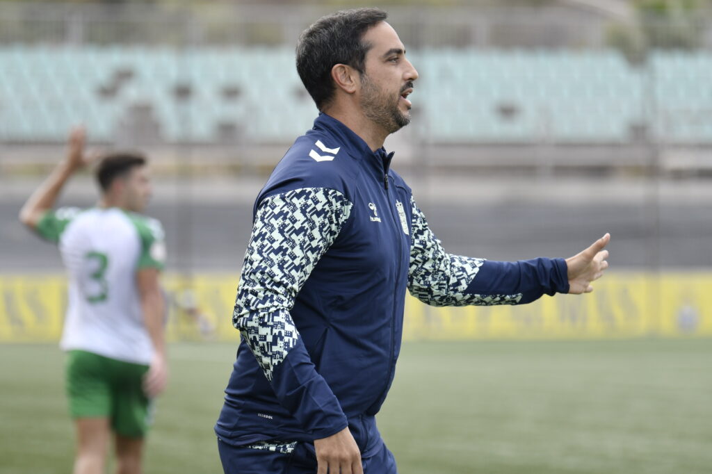 El técnico del sureste de Gran Canaria está en su tercera temporada en Las Palmas Atlético y en su sexta temporada en el club. Tras conseguir el ascenso y dos copas, ahora anhela la permanencia en Segunda Federación. En el verano de 2020, la Unión Deportiva Las Palmas apostaba por un técnico que venía de