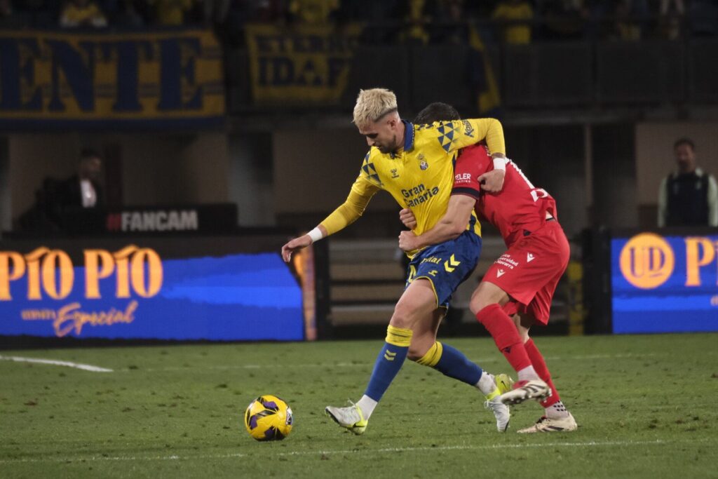 Januzaj, Osasuna | udlaspalmas.NET A falta de poco más de una semana para que acabe las competiciones en el fútbol español, la Unión Deportiva Las Palmas ya es conocedor de 18 de los 21 rivales a los cuales tendrá que medirse la próxima temporada. La Unión Deportiva Las Palmas competirá en LaLiga Hypermotion 2026-2027 y ya trabaja de cara