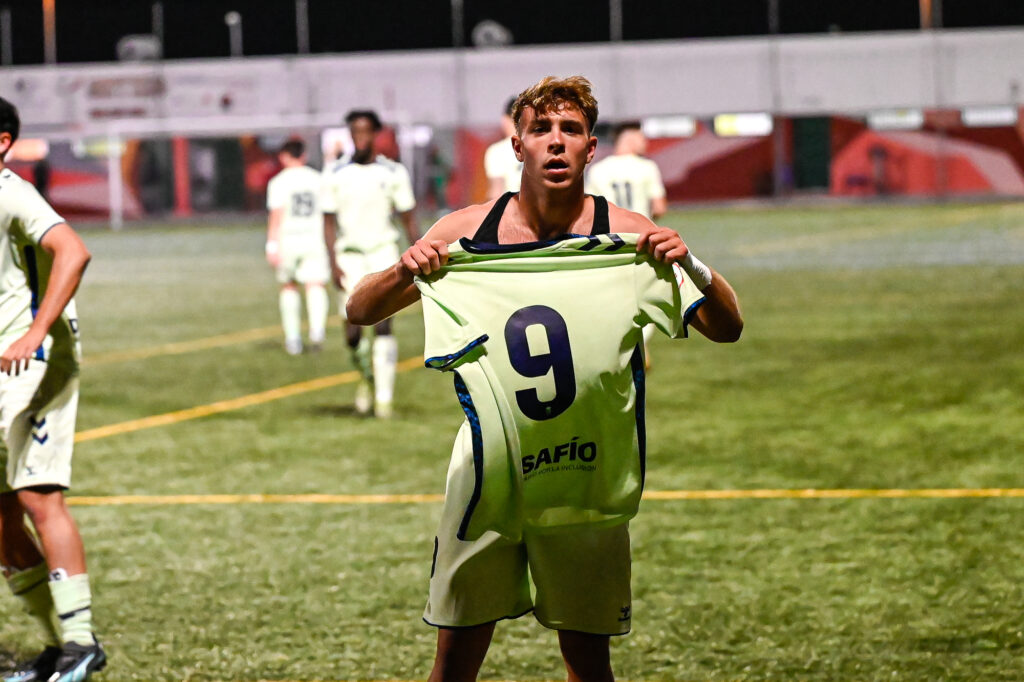 Elías Romero, celebración, San Bartolomé | udlaspalmas.NET El delantero almeriense de la Unión Deportiva Las Palmas debutó el pasado domingo con el primer equipo y es un claro ejemplo de un jugador al cual no se le ha regalado nada. Elías Romero (11/05/2004, Almería) cumplió este domingo su sueño que tenía desde pequeñito, debutar con la Unión Deportiva Las Palmas. A diferencia