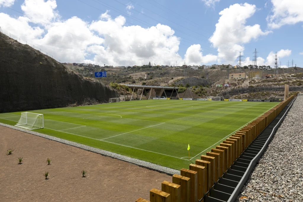 BarrancoSeco | udlaspalmas.NET El Ayuntamiento inicia el cambio urbanístico que permitiría ampliar Barranco Seco con dos campos, un centro de alto rendimiento y una residencia. La UD financiaría una inversión estimada en 26 millones.