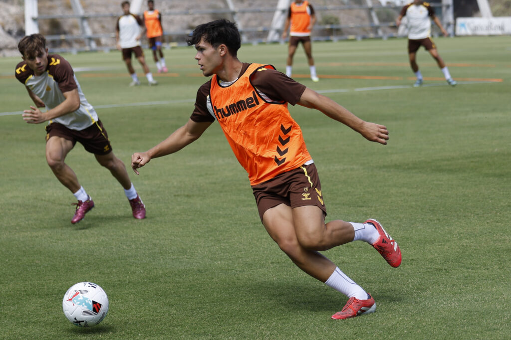 Iñaki González, entrenamiento | udlaspalmas.NET A diferencia de otras temporadas, donde los clubes ya no están obligados a tener siete licencias de jugadores del primer equipo sobre el terreno de juego y la norma se centra únicamente en la disposición de jugadores con licencia B. Nulo riesgo de perder el partido por alineación indebida. Ningún jugador de la actual Unión