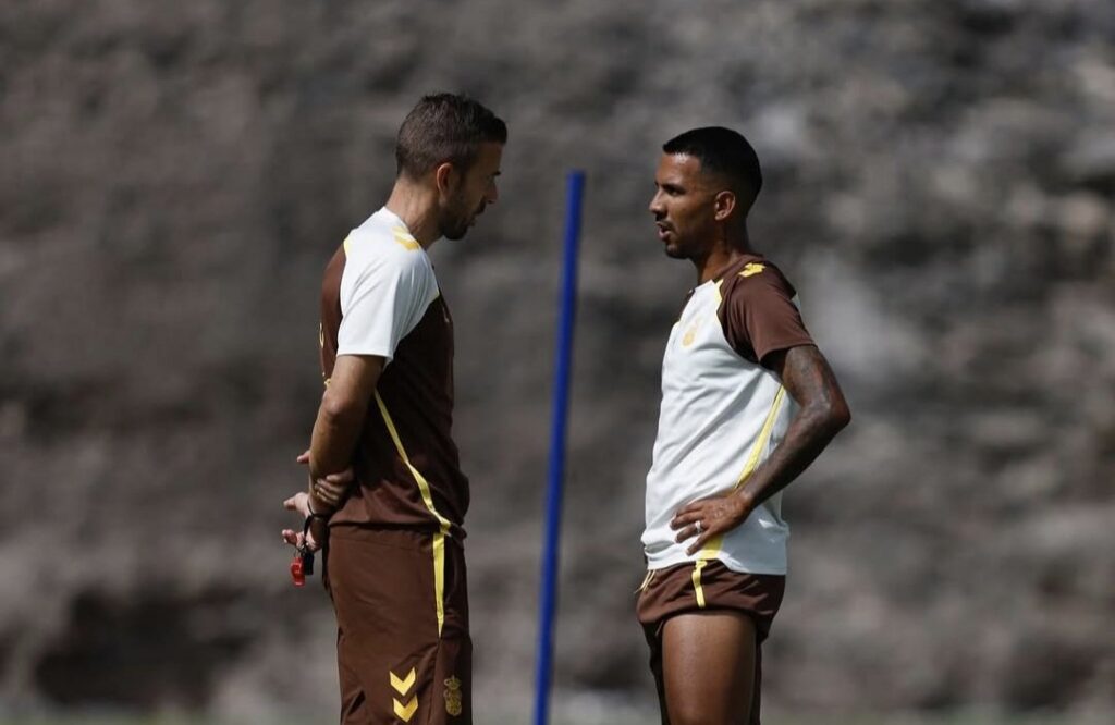 El capitán de la Unión Deportiva Las Palmas será una de las bajas para el partido de este sábado contra el Burgos por un tema personal. El '21' acumulaba ocho titularidades consecutivas. Jonathan Viera es baja contra el Burgos. El '21' de la Unión Deportiva Las Palmas "no va a estar disponible mañana por un