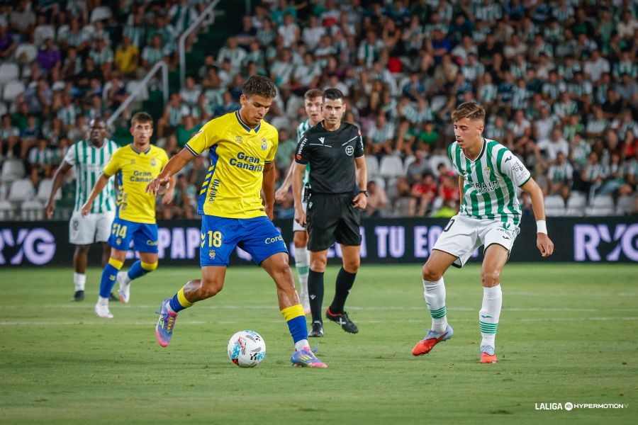 Solo cuatro de los once fichajes realizados por la Unión Deportiva Las Palmas en el verano de 2025 son actualmente importantes en el conjunto grancanario. Tres de ellos ya ni siquiera están en Gran Canaria. Once fichajes realizó la Unión Deportiva Las Palmas durante el pasado mercado de verano. Terminado el mercado de invierno, echando