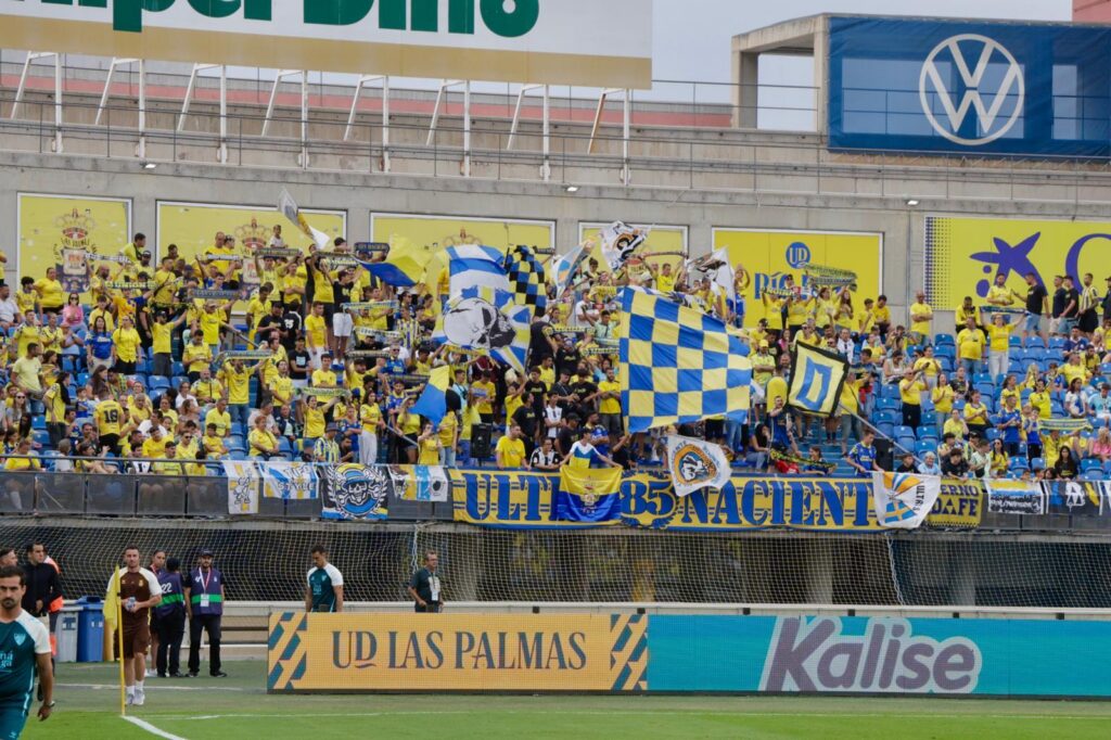 El Estadio de Gran Canaria presentará la mejor entrada de la temporada ya que a falta de dos días, apenas quedan algo más de mil quinientas entradas a la venta. Tras la peor asistencia de la temporada 2025-2026, cuando únicamente acudieron 14.000 espectadores al partido contra la Cultural Leonesa, probablemente llegará la mejor asistencia de