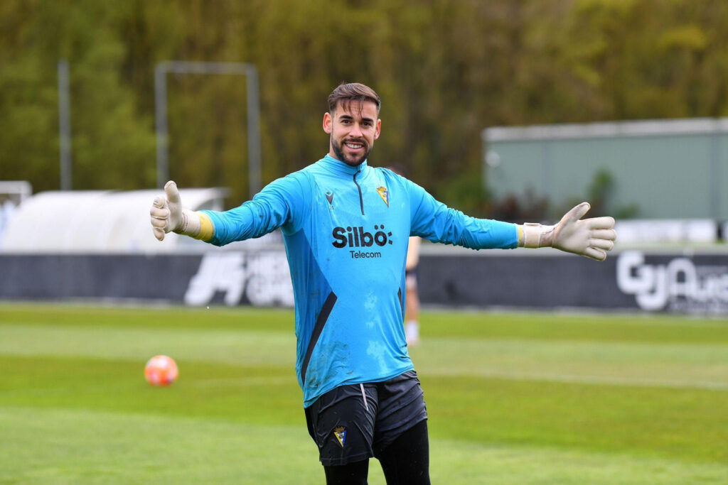 El cancerbero onubense salió del Cádiz con el objetivo de volver a ser importante pero en la Unión Deportiva Las Palmas ha tenido que cumplir con el mismo rol que en tierras andaluzas. José Antonio Caro sigue sin encontrar su sitio tras salir del Burgos en el verano de 2024. El cancerbero onubense salió de