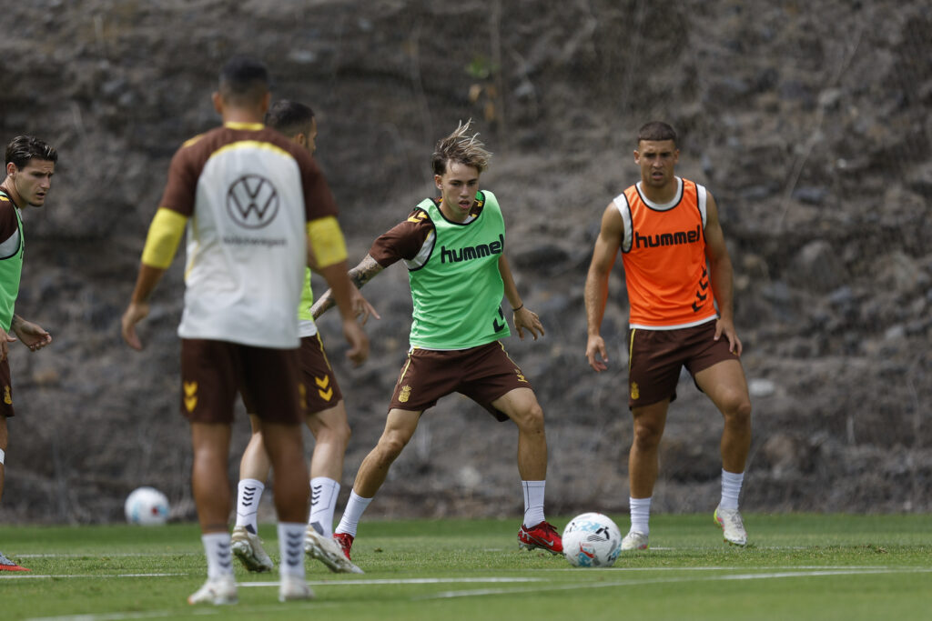 Adam Arvelo entrenamienti | udlaspalmas.NET A diferencia de otras temporadas, donde los clubes ya no están obligados a tener siete licencias de jugadores del primer equipo sobre el terreno de juego y la norma se centra únicamente en la disposición de jugadores con licencia B. Nulo riesgo de perder el partido por alineación indebida. Ningún jugador de la actual Unión