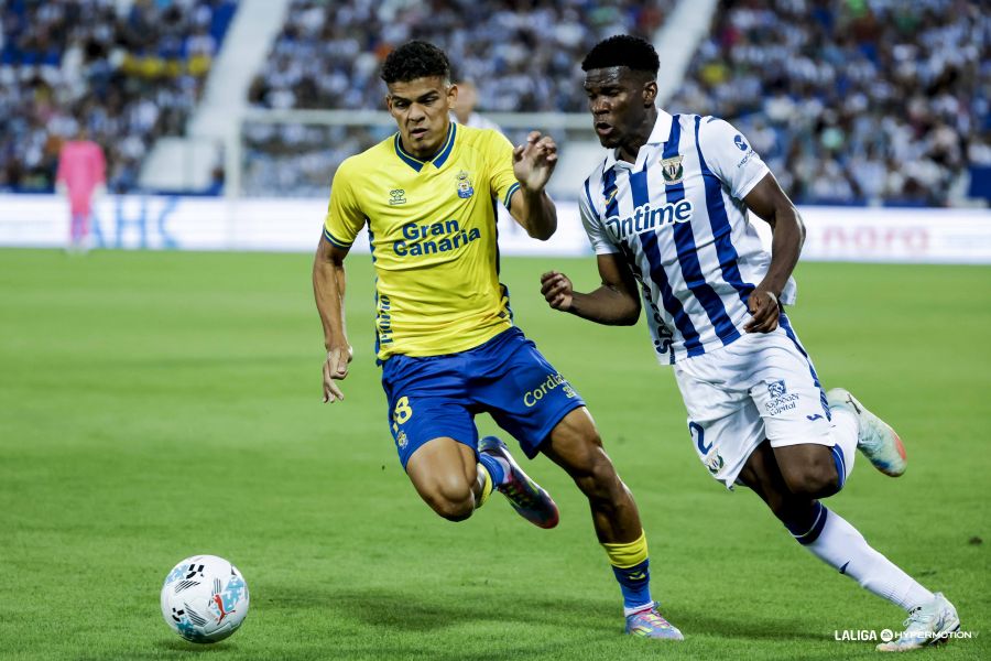 Edward Cedeño Leganés | udlaspalmas.NET El mediocentro panameño de la Unión Deportiva Las Palmas está cedido en el Albacete Balompié y en el primer entrenamiento sufrió una grave lesión que le obliga a pasar por quirófano. La mala suerte se ha cebado con Edward Cedeño. El mediocentro panameño salió cedido de la Unión Deportiva Las Palmas hacia el Albacete Balompié
