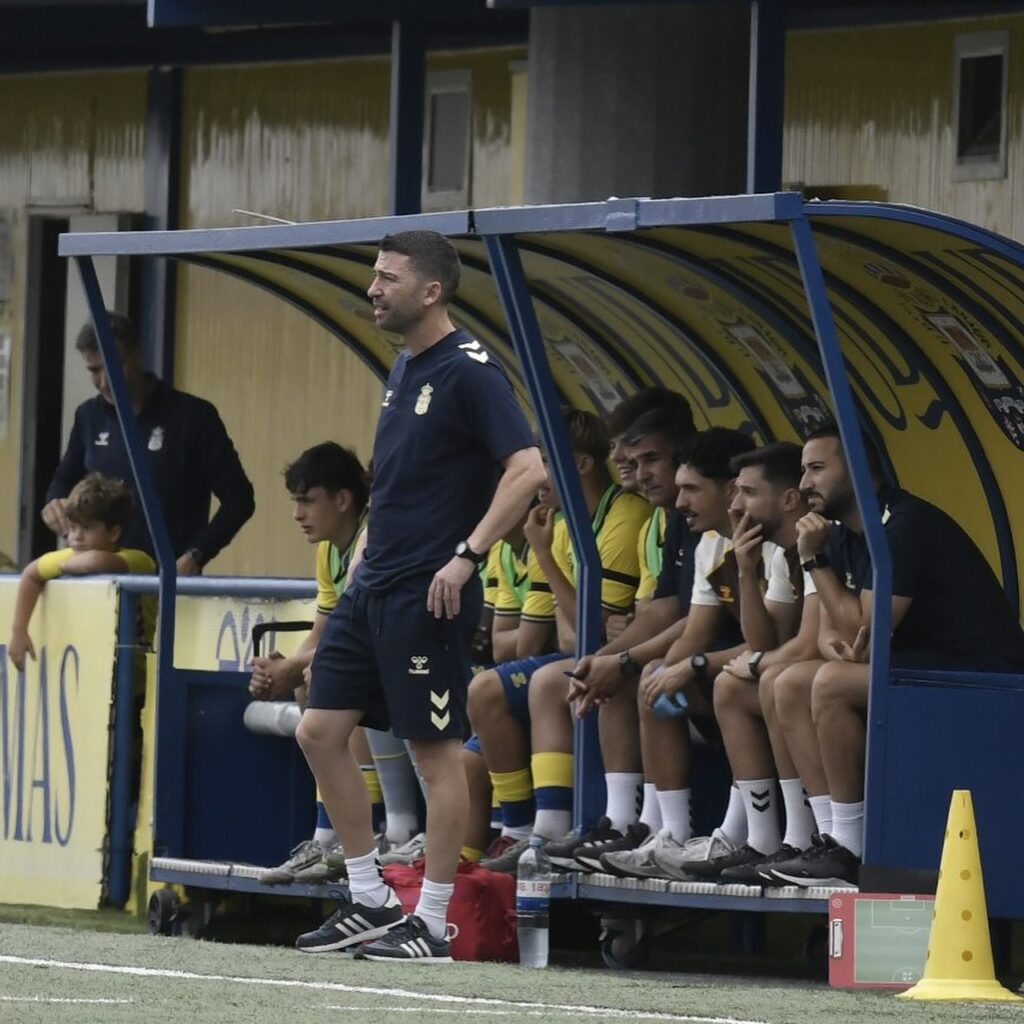 El actual entrenador del Juvenil División de Honor acumula cuatro temporada seguidas como primer entrenador en los dos principales equipos juveniles de la entidad amarilla y desconoce la derrota liguera. Héctor Nuez, entrenador del Juvenil División de Honor, sigue su trayectoria inmaculada en el campeonato liguero. El técnico de Teror llegó a la entidad amarilla