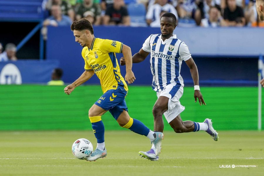 Este viernes se miden en el Estadio de Gran Canaria los dos equipos con mayor límite salarial en LaLiga Hypermotion y dos equipos que luchan por objetivos totalmente antagónicos. Los dos equipos con mayor poder adquisitivo para sus plantillas se miden este viernes en el Estadio de Gran Canaria. La Unión Deportiva Las Palmas y