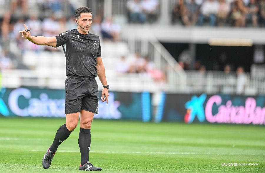 El colegiado alicantino será el encargado de arbitrar el partido de este viernes. Los recuerdos no pueden ser peores por parte del conjunto grancanario, que tiene un historial de errores del árbitro alicantino contra Las Palmas. Este jueves, la Real Federación Española de Fútbol ha anunciado las nuevas designaciones del viernes para la vigésima cuarta