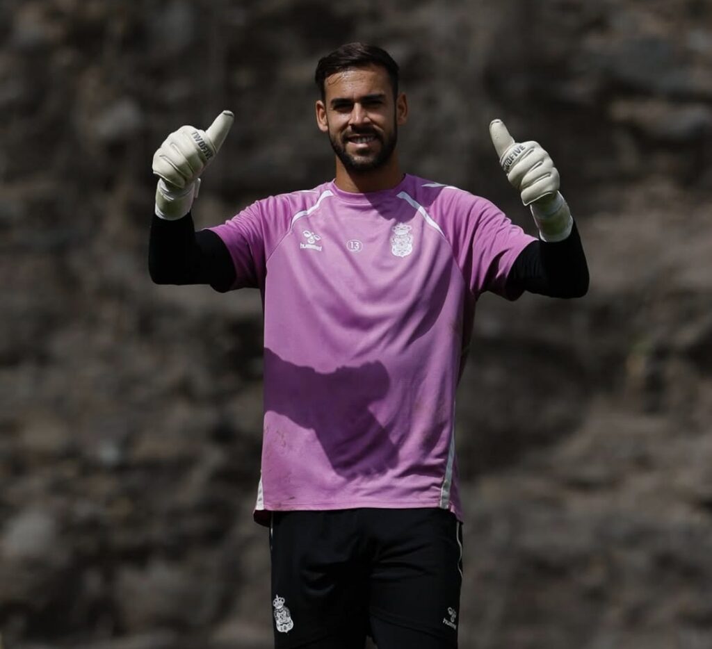 El cancerbero onubense de la Unión Deportiva Las Palmas ha ampliado su vinculación durante dos temporadas más y defenderá la portería amarilla hasta el 30 de junio de 2028. Estabilidad en la portería de la Unión Deportiva Las Palmas. Lo adelantó este martes Miguel Ángel Ramírez y horas después lo ha hecho oficial la entidad