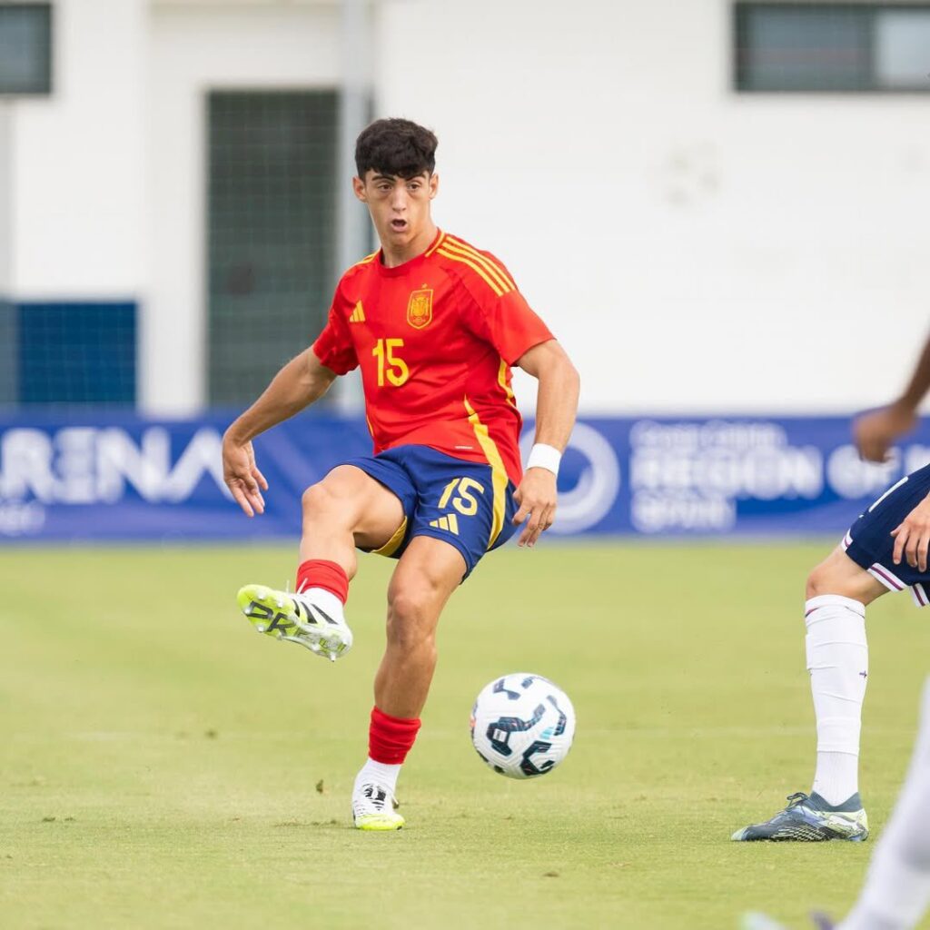 El lateral derecho de la Unión Deportiva Las Palmas lleva desde juvenil de segundo año intentándose ganar un hueco en el primer equipo y aún en agosto ya ha sumado más minutos esta temporada que en ninguna otra temporada anterior. Valentín Pezzolesi es un ejemplo dentro de la cadena de filiales. Su paciencia está dando