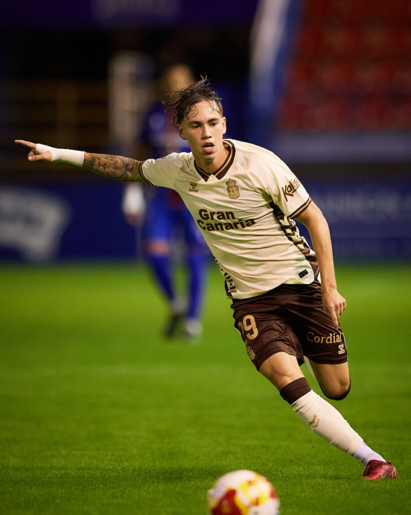 Adam Arvelo Extremadura | udlaspalmas.NET El cancerbero onubense y el extremo grancanario hicieron su debut este martes en Almendralejo. José Antonio Caro falló estrepitosamente en el primer gol y el extremo fue de más a menos. Noche de estrenos en el Francisco de la Hera. Tres jugadores debutaron este martes con la Unión Deportiva Las Palmas. Carlos Navarro lo hizo