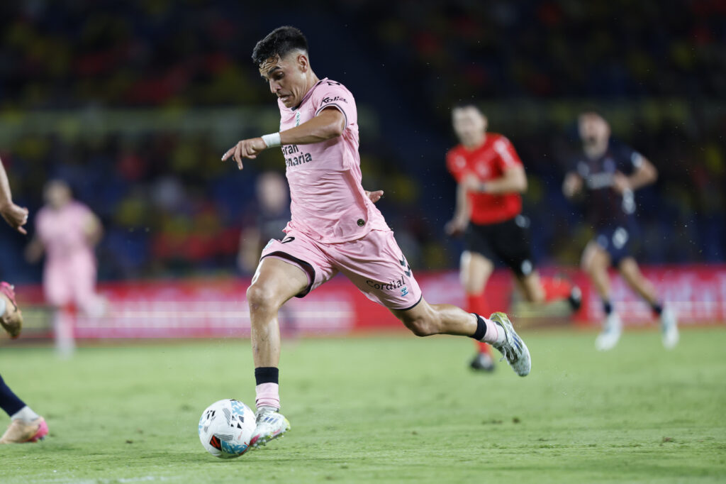 Ale García Eibar | udlaspalmas.NET El conjunto grancanario estrenó este sábado su quinta equipación de la temporada, un equipaje especial para la jornada 'retro' promovida por LaLiga y que no dio 'suerte' en La Rosaleda. Por primera vez en la historia, la Unión Deportiva Las Palmas ha hecho uso de una quinta equipación durante una temporada. Tras volver a recuperar