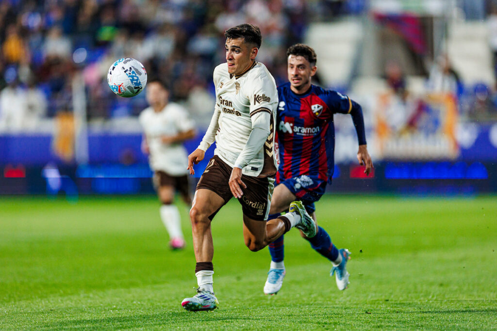Ale García Huesca0 | udlaspalmas.NET La Unión Deportiva Las Palmas volvió a hacer un partido de menos a más. En una discreta primera parte, el Huesca se adelantó en los minutos finales. Ya en la segunda parte, Miloš Luković impartió justicia con un golazo que suma un punto más para el representativo, que sigue sumando y anclado en la zona