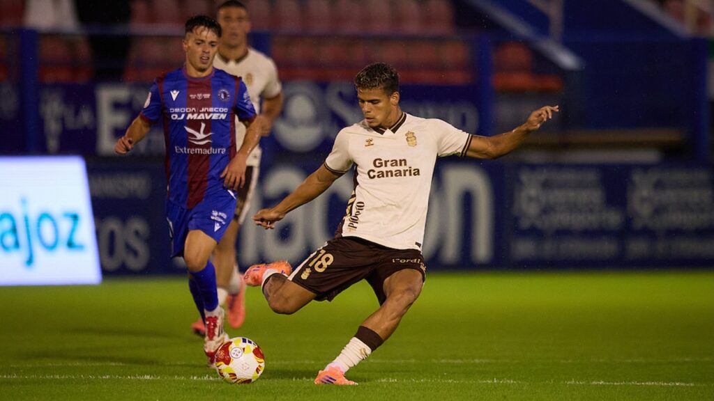 El mediocentro defensivo de la Unión Deportiva Las Palmas ha vuelto a ser convocado por Thomas Christiansen para los dos próximos partidos de Panamá rumbo al Mundial 2026. Tercer parón de selecciones de la temporada 2024-2025 y tercera llamada internacional para Edward Cedeño. El mediocentro de la Unión Deportiva Las Palmas ha vuelto a ser