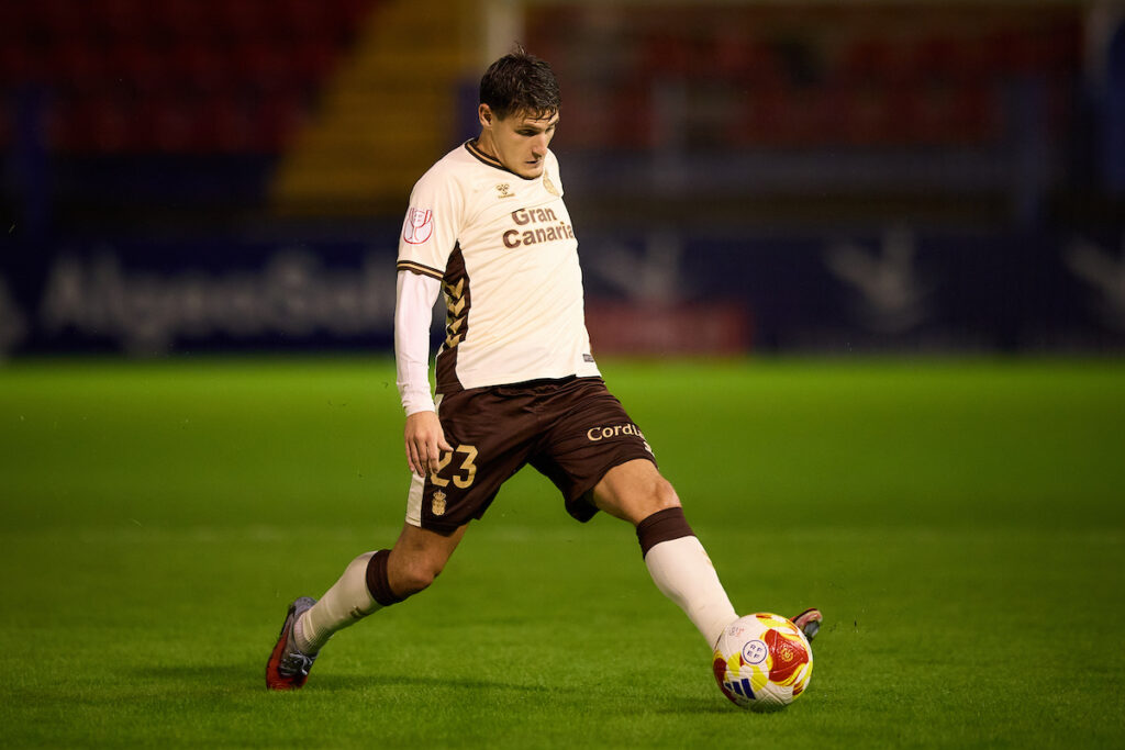 Cristian Gutiérrez Extremadura1 | udlaspalmas.NET La Unión Deportiva Las Palmas pagó excesivamente caro los golpes sufridos por parte del Extremadura, a los cuales no fue capaz de reaccionar. Las Palmas dice adiós a la Copa del Rey en la primera eliminatoria y con un resultado más abultado de lo visto en el terreno de juego. José Antonio Caro falló en