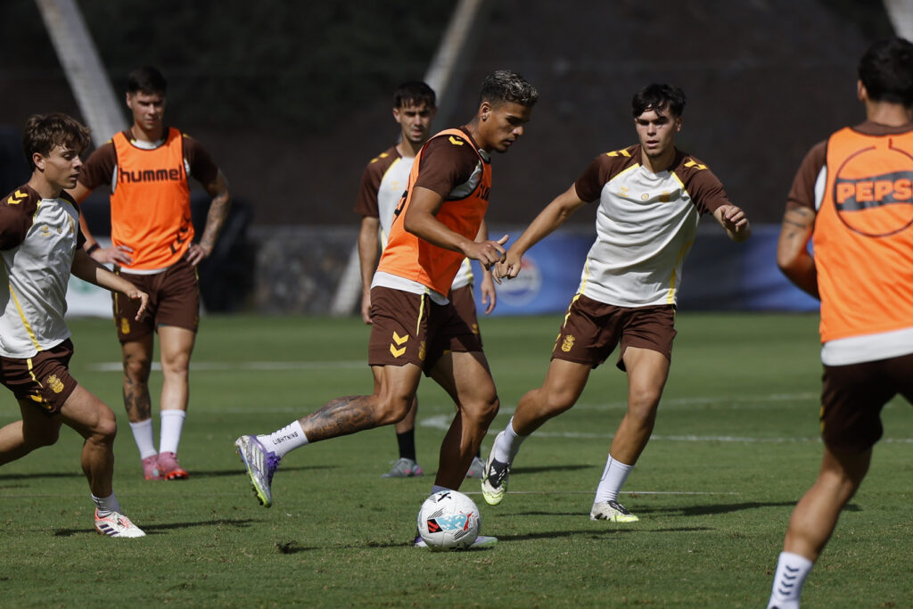 Edward Cedeño entrenamiento | udlaspalmas.NET El conjunto grancanario se estrenará este martes en la Copa del Rey en la visita al Extremadura en un partido donde tendrán la oportunidad los jugadores con menos minutos. Este martes da comienzo una nueva Copa del Rey para la Unión Deportiva Las Palmas. El conjunto grancanario se medirá al Club Deportivo Extremadura, líder de
