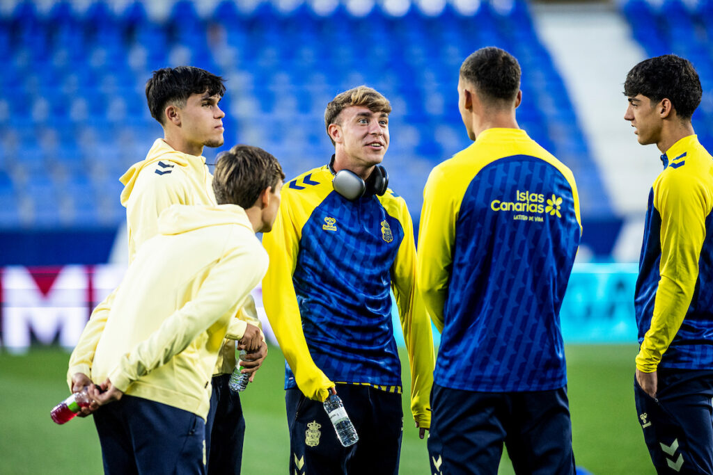 Elías Romero Huesca | udlaspalmas.NET El delantero almeriense de Las Palmas Atlético fue convocado por segunda vez con el primer equipo y por primera vez en la presente temporada. Elías Romero podría tener participación el martes en Extremadura. Ya se ha vuelto una costumbre en la Unión Deportiva Las Palmas no hacer pública la convocatoria de jugadores para el desplazamiento