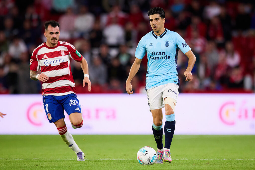 Enrique Clemente Granada | udlaspalmas.NET El zaguero maño finaliza contrato este próximo 30 de junio de 2026 y desde el 1 de enero es libre de firmar por cualquier equipo. Enrique Clemente está siendo importante en esta nueva Unión Deportiva. Uno de los nombres propios de la temporada 2025-2026, impensable hace unos tres meses, Enrique Clemente es importante en esta