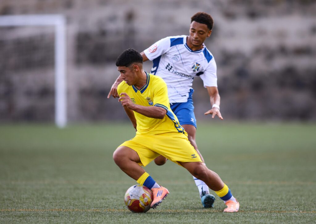 Aimar Domínguez, Tenerife | udlaspalmas.NET El equipo grancanario consiguió su cuarta victoria consecutiva en sus respectivas visitas a la Ciudad Deportiva del Tenerife. Enaitz Hernández dio la victoria al equipo amarillo con un doblete. Las Palmas, que fue efectivo de cara a portería, se pone líder en solitario tras ganar los seis primeros partidos de la temporada. Tres cambios realizó