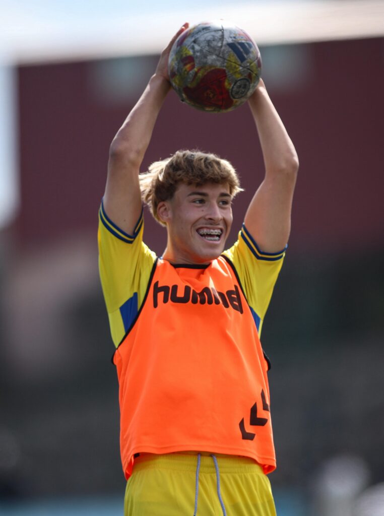 IMG-20251025-WA0054 | udlaspalmas.NET El Juvenil División de Honor de la Unión Deportiva Las Palmas conquistó un nuevo derbi en Geneto para quedarse líder en solitario y dar un golpe encima de la mesa gracias a un doblete de Enaitz Hernández. Vea las mejores fotos de Dylan Villa para udlaspalmas.NET.