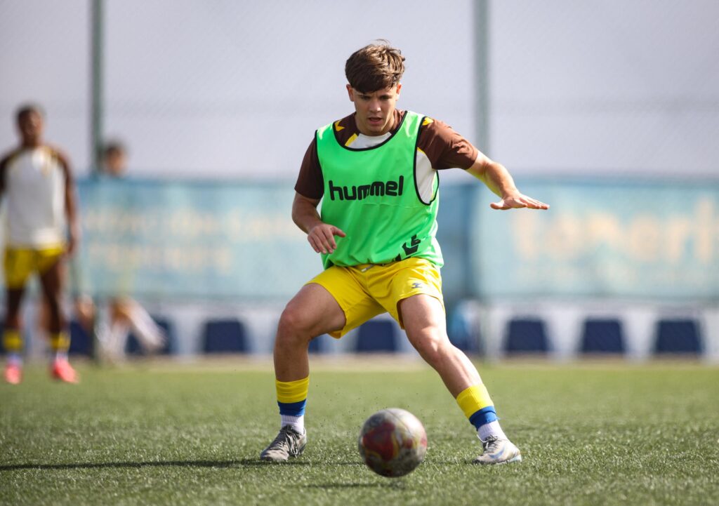 IMG-20251025-WA0056 | udlaspalmas.NET El Juvenil División de Honor de la Unión Deportiva Las Palmas conquistó un nuevo derbi en Geneto para quedarse líder en solitario y dar un golpe encima de la mesa gracias a un doblete de Enaitz Hernández. Vea las mejores fotos de Dylan Villa para udlaspalmas.NET.
