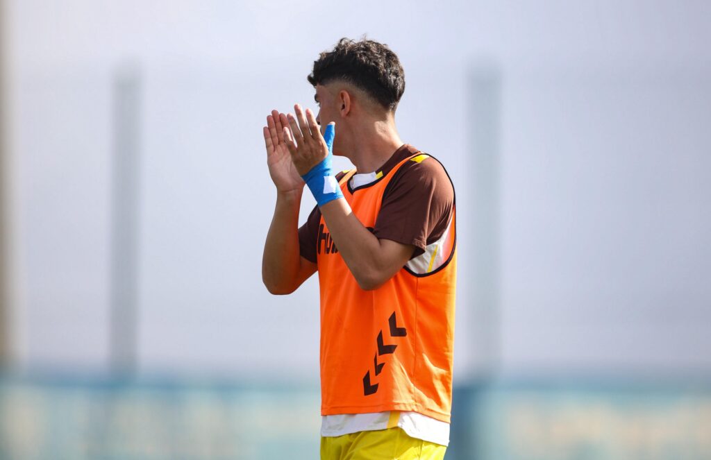 IMG-20251025-WA0058 | udlaspalmas.NET El Juvenil División de Honor de la Unión Deportiva Las Palmas conquistó un nuevo derbi en Geneto para quedarse líder en solitario y dar un golpe encima de la mesa gracias a un doblete de Enaitz Hernández. Vea las mejores fotos de Dylan Villa para udlaspalmas.NET.