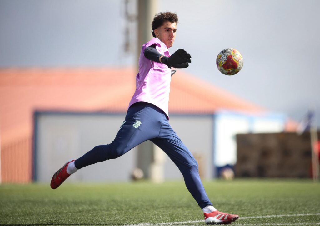 IMG-20251025-WA0062 | udlaspalmas.NET El Juvenil División de Honor de la Unión Deportiva Las Palmas conquistó un nuevo derbi en Geneto para quedarse líder en solitario y dar un golpe encima de la mesa gracias a un doblete de Enaitz Hernández. Vea las mejores fotos de Dylan Villa para udlaspalmas.NET.