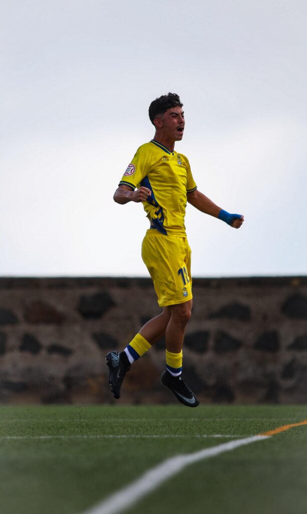 Enaitz Hernández, Tenerife | udlaspalmas.NET El Juvenil División de Honor de la Unión Deportiva Las Palmas conquistó un nuevo derbi en Geneto para quedarse líder en solitario y dar un golpe encima de la mesa gracias a un doblete de Enaitz Hernández. Vea las mejores fotos de Dylan Villa para udlaspalmas.NET.
