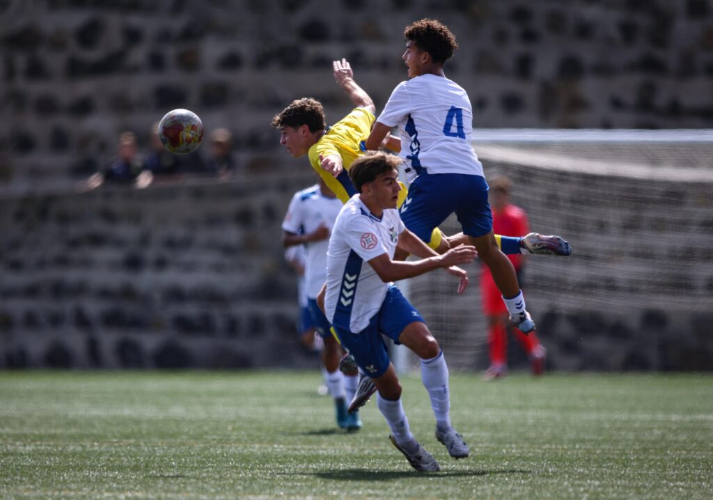 IMG-20251025-WA0074 | udlaspalmas.NET El Juvenil División de Honor de la Unión Deportiva Las Palmas conquistó un nuevo derbi en Geneto para quedarse líder en solitario y dar un golpe encima de la mesa gracias a un doblete de Enaitz Hernández. Vea las mejores fotos de Dylan Villa para udlaspalmas.NET.