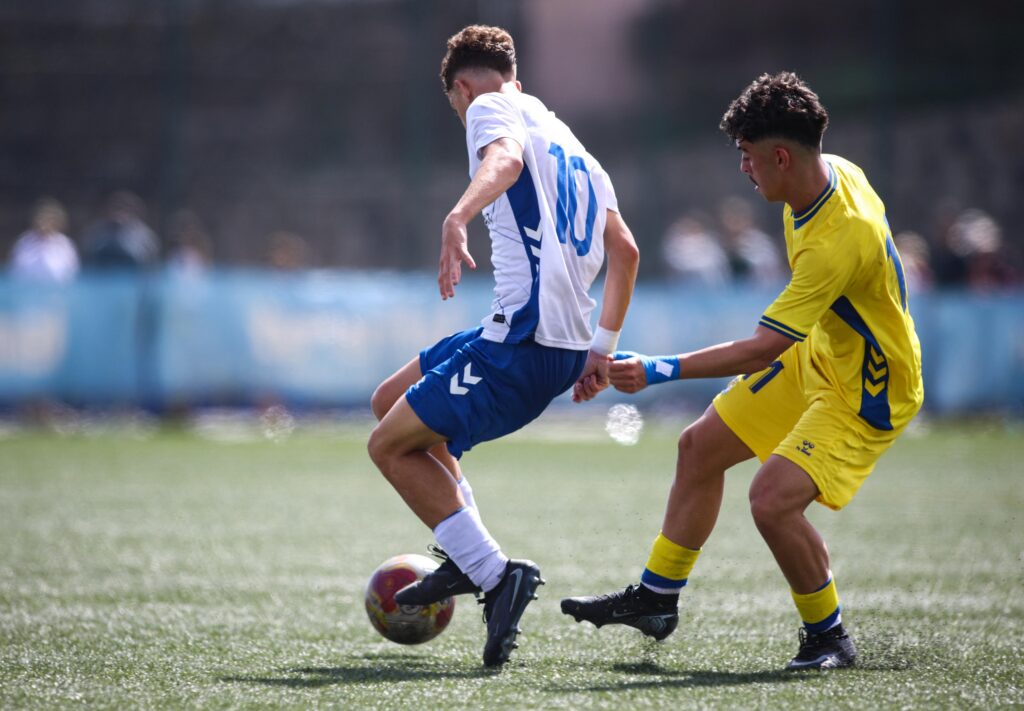 Enaitz Hernández, Tenerife | udlaspalmas.NET El Juvenil División de Honor de la Unión Deportiva Las Palmas conquistó un nuevo derbi en Geneto para quedarse líder en solitario y dar un golpe encima de la mesa gracias a un doblete de Enaitz Hernández. Vea las mejores fotos de Dylan Villa para udlaspalmas.NET.