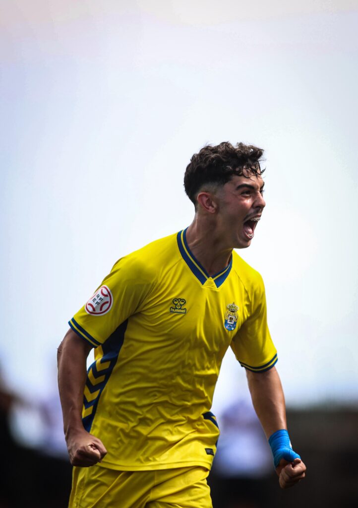 IMG-20251025-WA0086 | udlaspalmas.NET El Juvenil División de Honor de la Unión Deportiva Las Palmas conquistó un nuevo derbi en Geneto para quedarse líder en solitario y dar un golpe encima de la mesa gracias a un doblete de Enaitz Hernández. Vea las mejores fotos de Dylan Villa para udlaspalmas.NET.