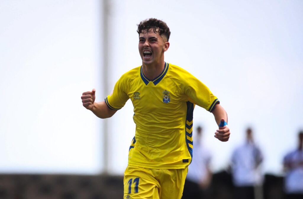 IMG-20251025-WA0088 | udlaspalmas.NET El Juvenil División de Honor de la Unión Deportiva Las Palmas conquistó un nuevo derbi en Geneto para quedarse líder en solitario y dar un golpe encima de la mesa gracias a un doblete de Enaitz Hernández. Vea las mejores fotos de Dylan Villa para udlaspalmas.NET.
