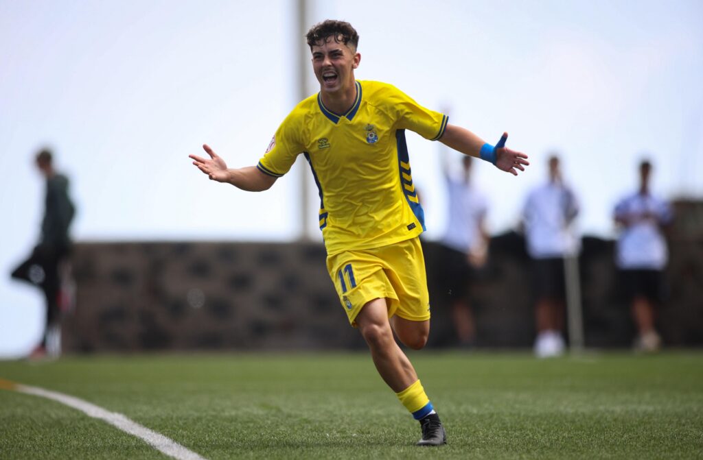 IMG-20251025-WA0090 | udlaspalmas.NET El equipo grancanario consiguió su cuarta victoria consecutiva en sus respectivas visitas a la Ciudad Deportiva del Tenerife. Enaitz Hernández dio la victoria al equipo amarillo con un doblete. Las Palmas, que fue efectivo de cara a portería, se pone líder en solitario tras ganar los seis primeros partidos de la temporada. Tres cambios realizó