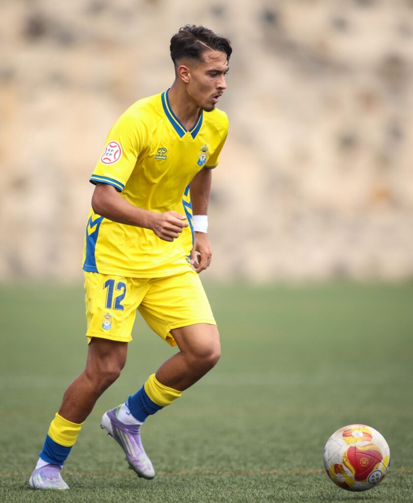 Antonio Gómez, Tenerife | udlaspalmas.NET El Juvenil División de Honor de la Unión Deportiva Las Palmas conquistó un nuevo derbi en Geneto para quedarse líder en solitario y dar un golpe encima de la mesa gracias a un doblete de Enaitz Hernández. Vea las mejores fotos de Dylan Villa para udlaspalmas.NET.