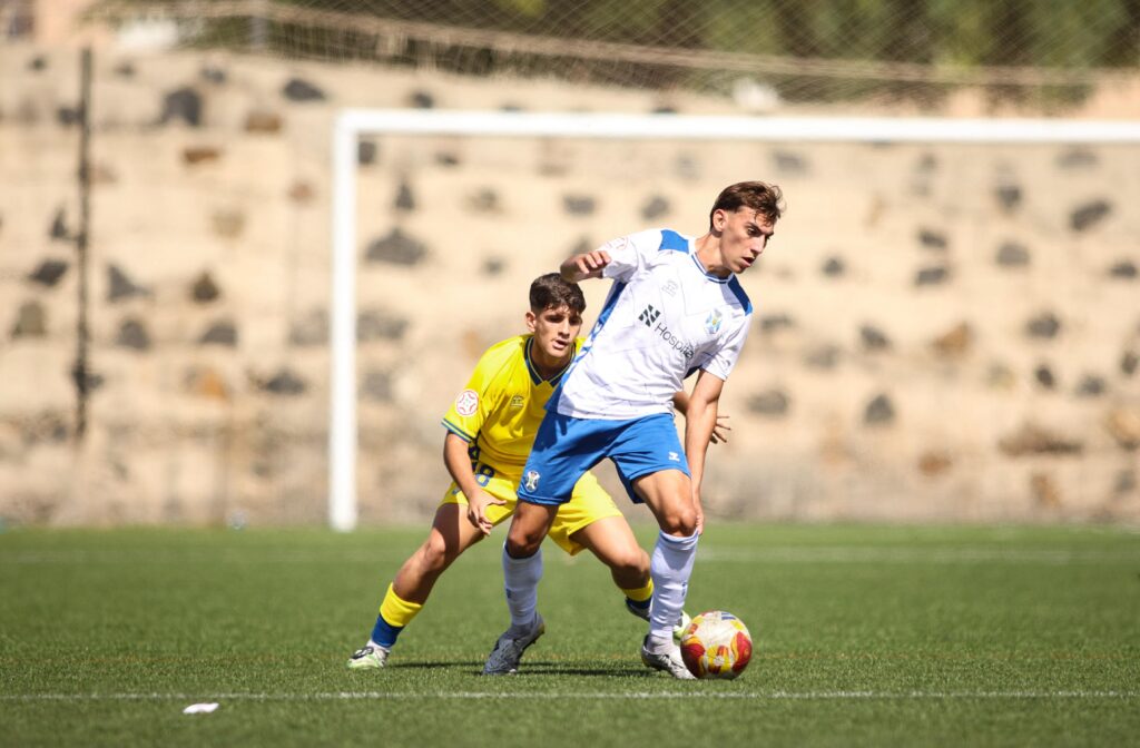 IMG-20251025-WA0106 | udlaspalmas.NET El Juvenil División de Honor de la Unión Deportiva Las Palmas conquistó un nuevo derbi en Geneto para quedarse líder en solitario y dar un golpe encima de la mesa gracias a un doblete de Enaitz Hernández. Vea las mejores fotos de Dylan Villa para udlaspalmas.NET.