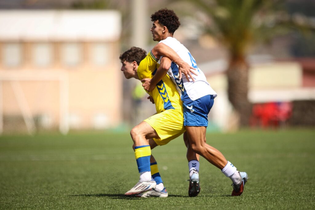 Álvaro Robaina, Tenerife | udlaspalmas.NET El Juvenil División de Honor de la Unión Deportiva Las Palmas conquistó un nuevo derbi en Geneto para quedarse líder en solitario y dar un golpe encima de la mesa gracias a un doblete de Enaitz Hernández. Vea las mejores fotos de Dylan Villa para udlaspalmas.NET.