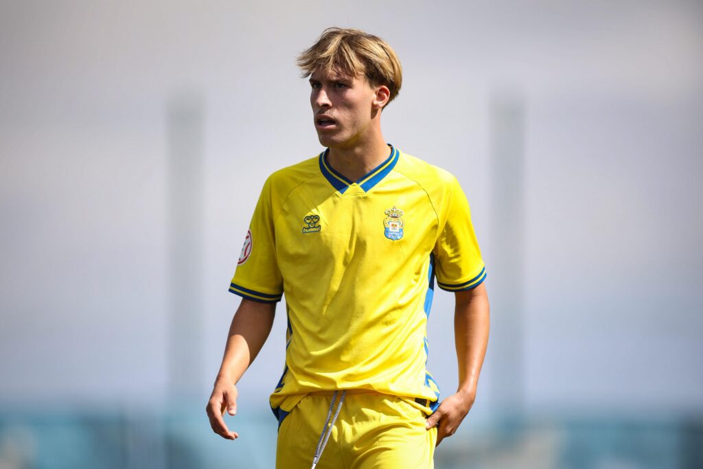 Dani Martín, Tenerife | udlaspalmas.NET El Juvenil División de Honor de la Unión Deportiva Las Palmas conquistó un nuevo derbi en Geneto para quedarse líder en solitario y dar un golpe encima de la mesa gracias a un doblete de Enaitz Hernández. Vea las mejores fotos de Dylan Villa para udlaspalmas.NET.