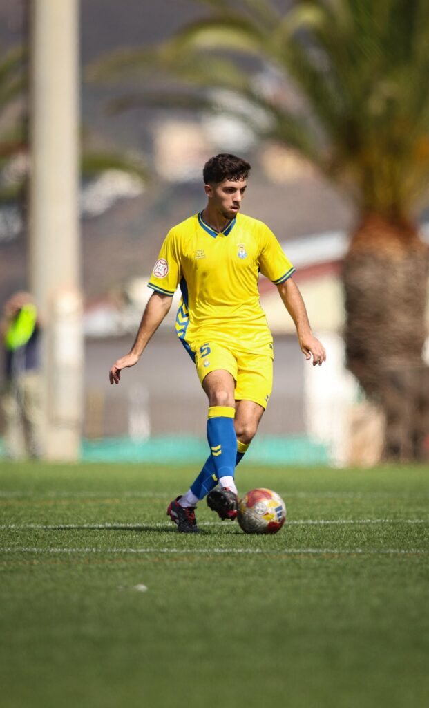 Leo Hernández, Tenerife | udlaspalmas.NET El Juvenil División de Honor de la Unión Deportiva Las Palmas conquistó un nuevo derbi en Geneto para quedarse líder en solitario y dar un golpe encima de la mesa gracias a un doblete de Enaitz Hernández. Vea las mejores fotos de Dylan Villa para udlaspalmas.NET.