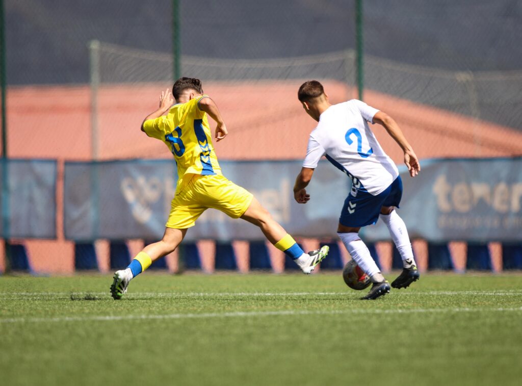 IMG-20251025-WA0121 | udlaspalmas.NET El Juvenil División de Honor de la Unión Deportiva Las Palmas conquistó un nuevo derbi en Geneto para quedarse líder en solitario y dar un golpe encima de la mesa gracias a un doblete de Enaitz Hernández. Vea las mejores fotos de Dylan Villa para udlaspalmas.NET.