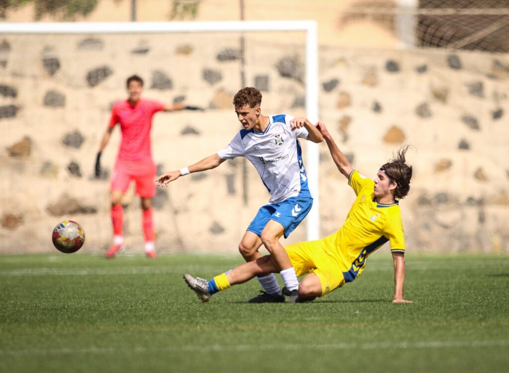 Diego Santana, Tenerife | udlaspalmas.NET El Juvenil División de Honor de la Unión Deportiva Las Palmas conquistó un nuevo derbi en Geneto para quedarse líder en solitario y dar un golpe encima de la mesa gracias a un doblete de Enaitz Hernández. Vea las mejores fotos de Dylan Villa para udlaspalmas.NET.