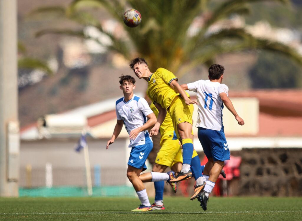 Diego García, Tenerife | udlaspalmas.NET El Juvenil División de Honor de la Unión Deportiva Las Palmas conquistó un nuevo derbi en Geneto para quedarse líder en solitario y dar un golpe encima de la mesa gracias a un doblete de Enaitz Hernández. Vea las mejores fotos de Dylan Villa para udlaspalmas.NET.