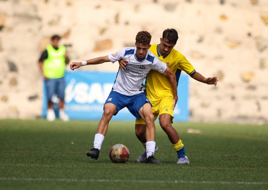 Antonio Gómez, Tenerife | udlaspalmas.NET El Juvenil División de Honor de la Unión Deportiva Las Palmas conquistó un nuevo derbi en Geneto para quedarse líder en solitario y dar un golpe encima de la mesa gracias a un doblete de Enaitz Hernández. Vea las mejores fotos de Dylan Villa para udlaspalmas.NET.