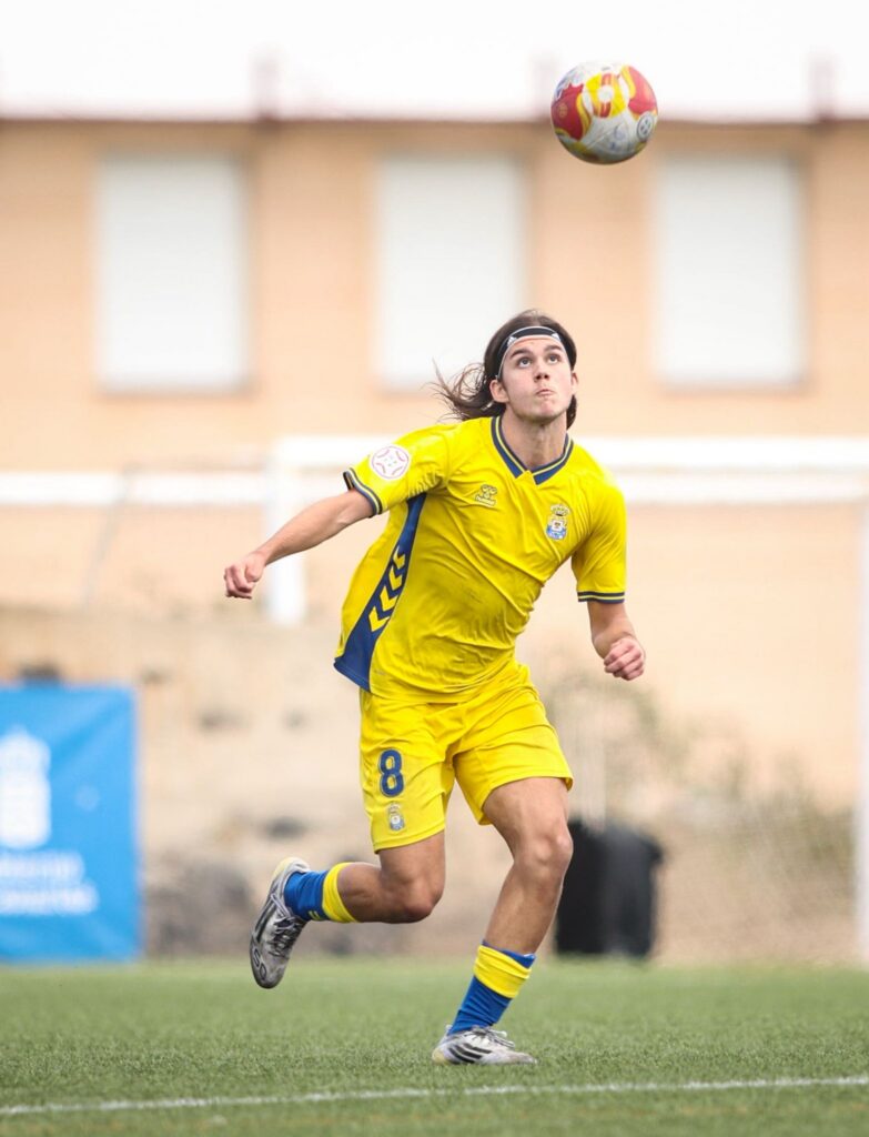 Diego Santana, Tenerife | udlaspalmas.NET El Juvenil División de Honor de la Unión Deportiva Las Palmas conquistó un nuevo derbi en Geneto para quedarse líder en solitario y dar un golpe encima de la mesa gracias a un doblete de Enaitz Hernández. Vea las mejores fotos de Dylan Villa para udlaspalmas.NET.